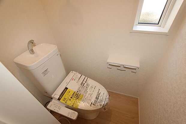 写真は1階トイレですが、2階にもあります♪