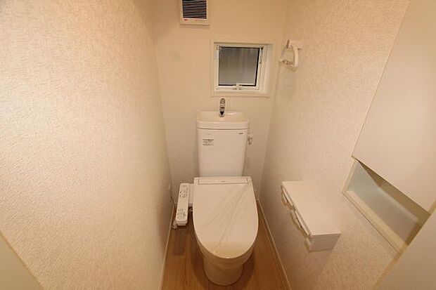 写真は1階トイレですが、2階にもあります♪