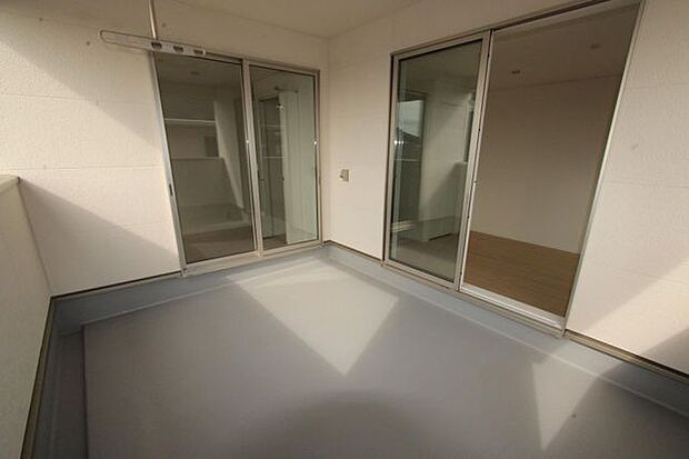 ルーフバルコニーは外出時の急な雨にも安心♪2室から行き来出来るのがおススメです♪