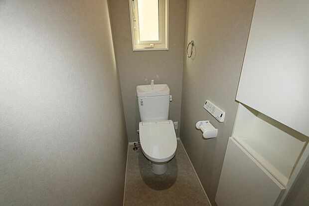 写真は1階トイレですが、2階にもあります♪