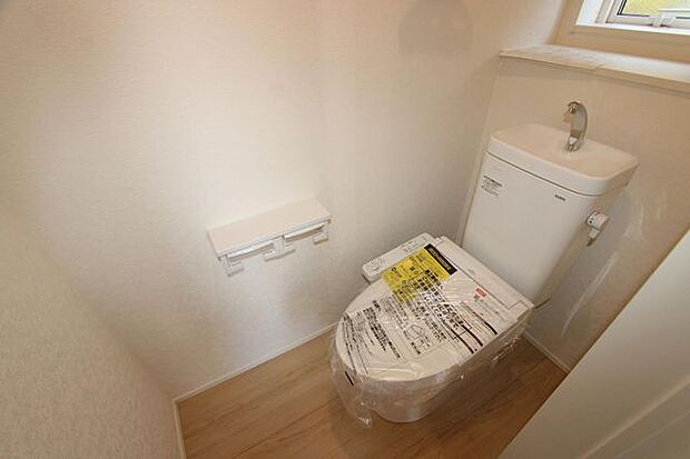 写真は1階トイレですが、2階にもあります♪