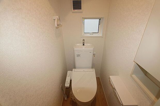 写真は1階トイレですが、2階にもあります♪