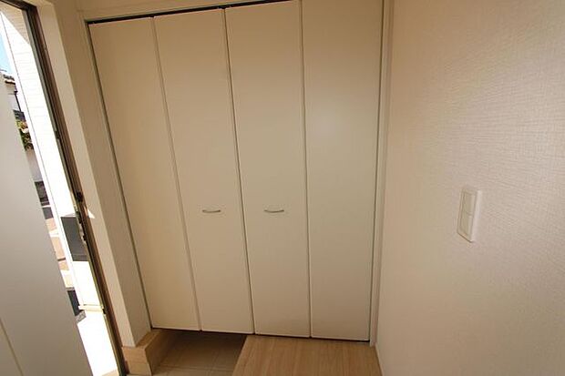 大きなシューズクローゼットが付いています♪