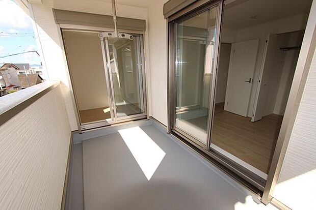 ルーフバルコニーは外出時の急な雨にも安心♪2室から行き来出来るのがおススメです♪