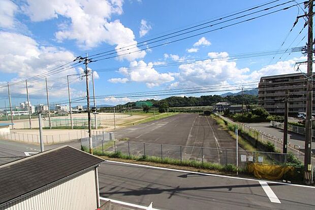 お家の前はグランドなので、日当たりも眺望も良好です♪