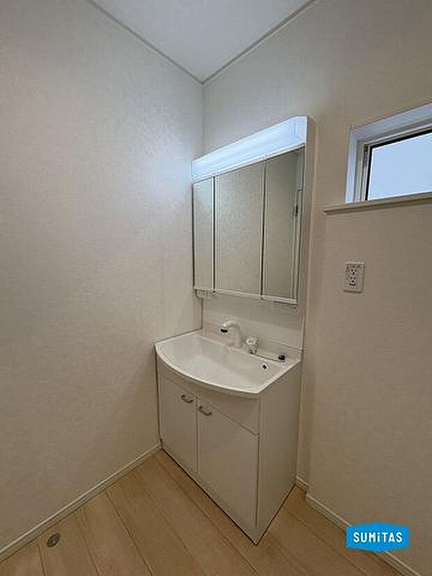 3面鏡付き洗面台で朝の準備も楽々♪