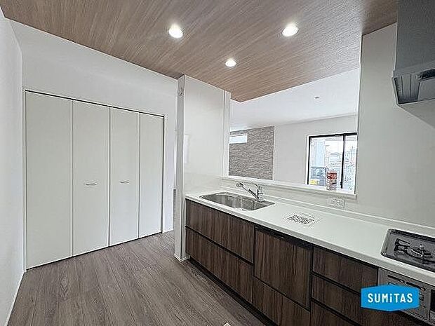 キッチンの横にはパントリー。収納はあればあるほど助かります(^^)