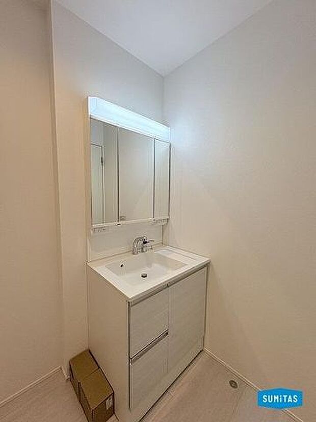 3面鏡付き洗面台で朝の準備も楽しい♪