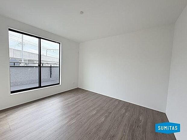 2階洋室(約7.75帖)はゆったりとしています。バルコニーに出られます。主寝室にいかがでしょうか?