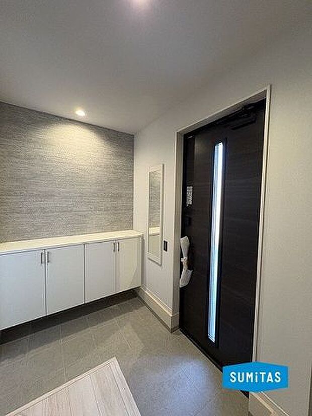 玄関は広々としています。多人数での出入りも安心◎