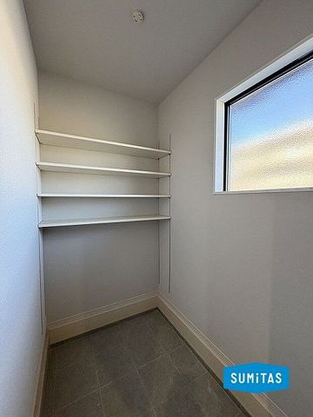 玄関横のシューズインクローゼット。ベビーカーや趣味のものなど、大容量で収納出来ます。