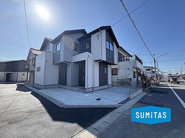 角地にあります。2台駐車可能です◎