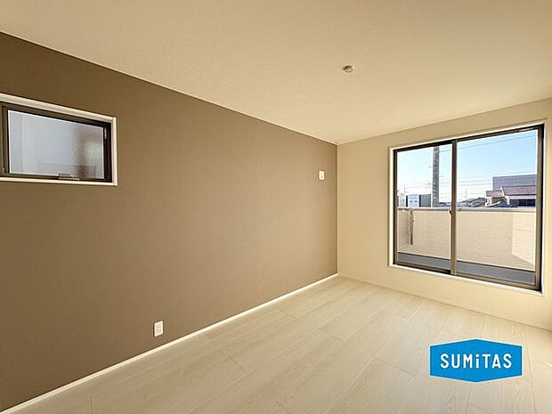 2階洋室(6.75帖)からバルコニーへ出られます。主寝室にいかがでしょうか。