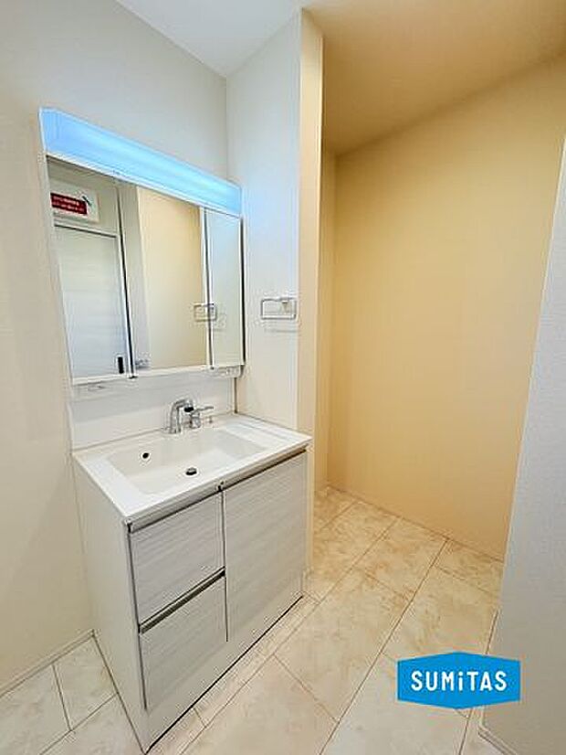 三面鏡月の洗面台で毎日の支度も楽しく◎