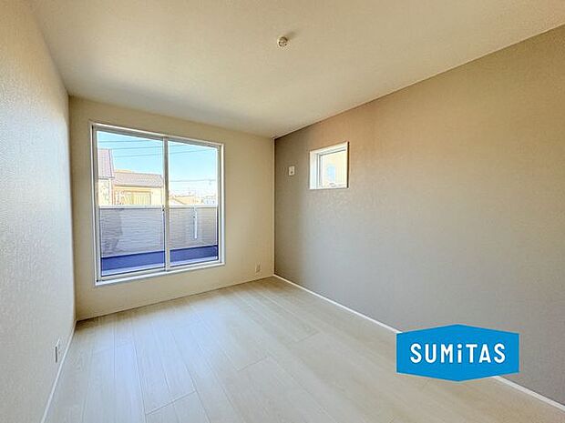 2階洋室(6.75帖)からバルコニーに出られます。