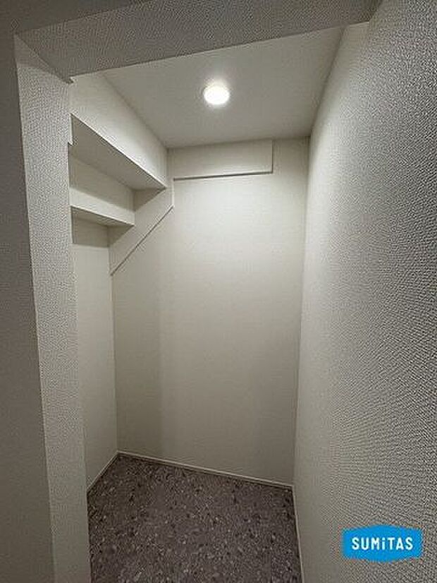 洗面所の収納。1階なので幅広い収納にどうぞ。