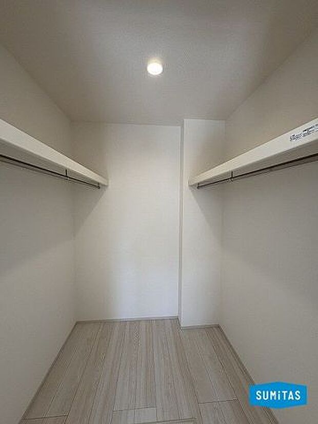 1階洋室7.0帖のウォークインクローゼット。大容量収納できますね♪