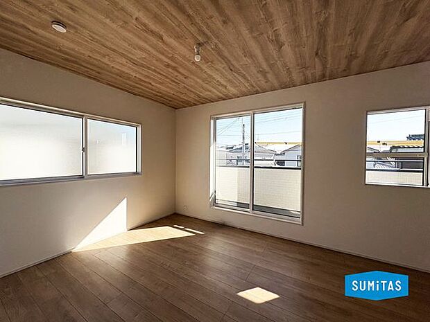 2階洋室8.34帖。窓が多く陽当り良好なこちらの部屋からバルコニーに出られます。