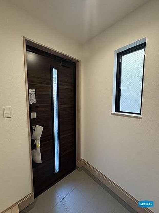 窓があるので玄関も明るいです♪