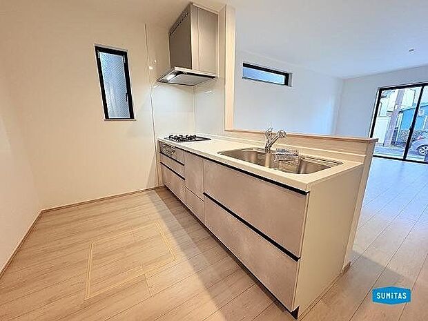 対面式キッチンでお子様の様子が見られて安心です◎