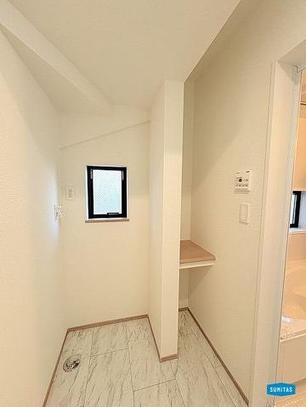 洗濯機置き場横の棚はタオルなどの収納にピッタリ♪