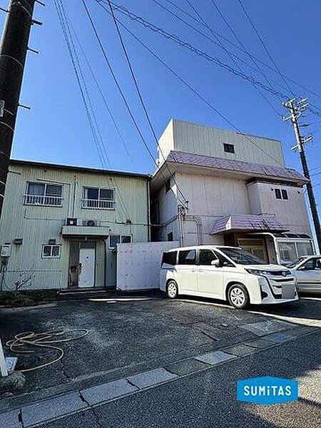 北西側からの外観。
