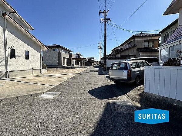 北東側の接道は幅員約4.0m