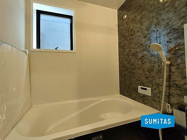 浴室に窓付きで窓を開けて換気も出来ます！