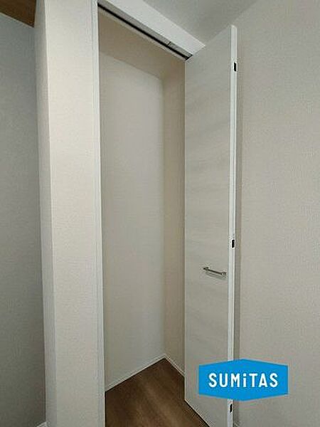 キッチン横の収納。パントリーとして活躍しそう◎