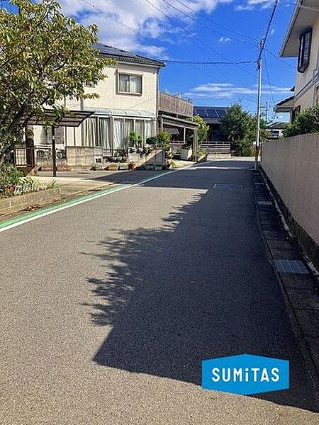 接道を物件側から撮影しています