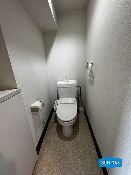 収納付きのトイレでお掃除道具等の収納に便利♪