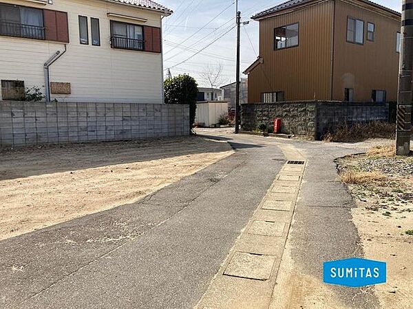 前面道路含む現地写真です