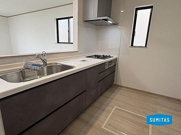 キッチンからはリビングの様子が見えます。お母さんも安心。