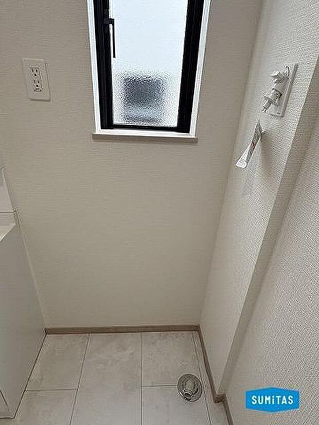洗面台横の室内洗濯機置き場