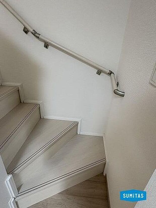 2階に行ってみましょう。階段は手すり付き◎