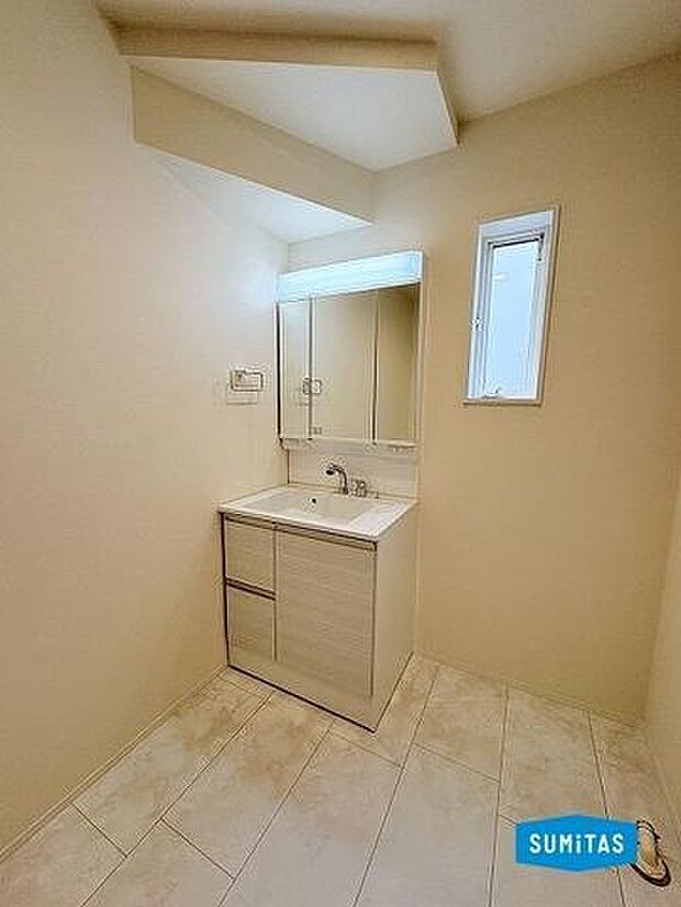 明るい洗面室で憂鬱な朝の準備も自然と気分が上がります♪