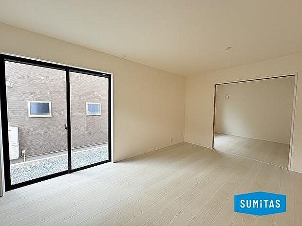 大きな窓から光がたくさん入って開放感のあるリビングです◎