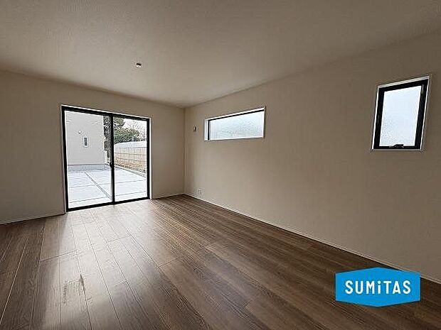 大きな窓から光がたっぷり入る開放感のある16帖のリビング◎