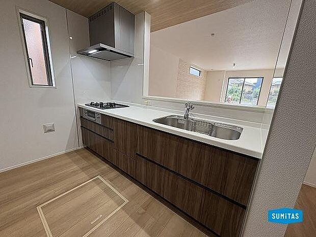 キッチンからリビングの様子がうかがえます