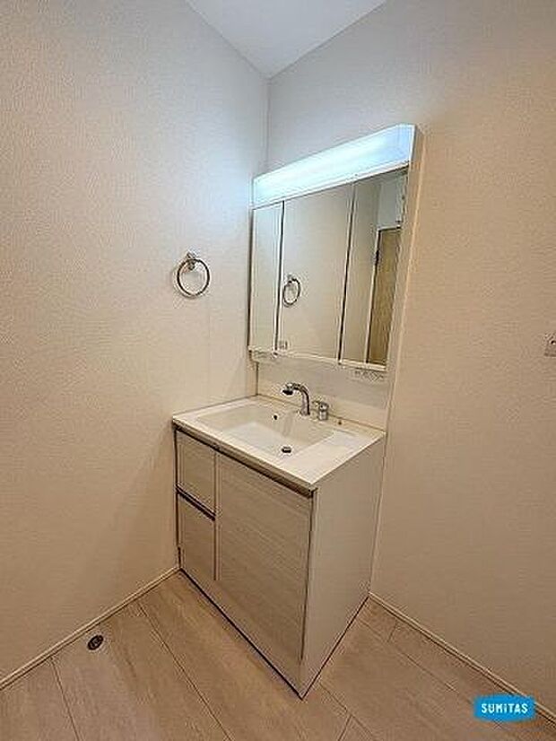 3面鏡付き洗面台で朝の準備も楽々♪