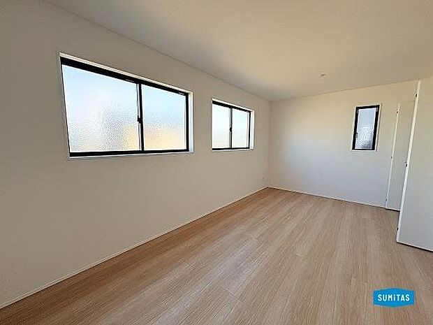 大きな窓から光が入る開放感のあるお部屋◎