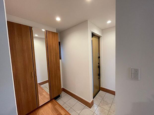 玄関スペースの広く、ゆったりとお客様を出迎えられる戸建♪シューズボックスは大容量で革靴もスニーカーもたくさん収納可能♪いつもきれいな玄関を保てます♪