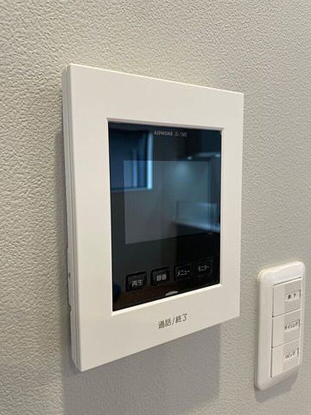 インターホンのモニターで来客者の顔が確認できて安心です♪録画や音量調整などの機能も付いています♪