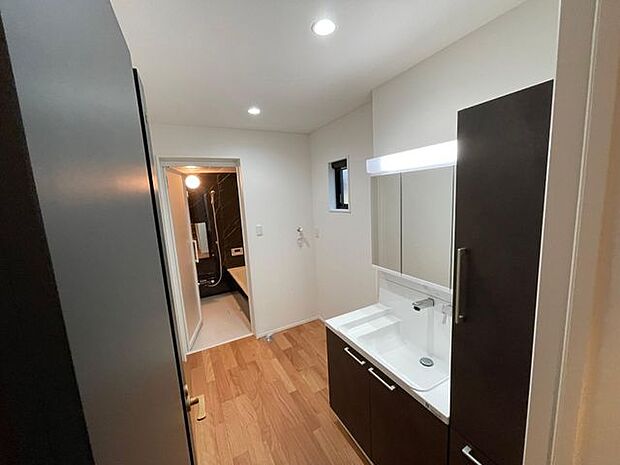 ゆったりとした洗面脱衣所♪はしゃぐお子さまとの着替えも問題なしです♪ドラム式洗濯機も余裕で設置できる広さです♪