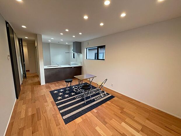 いい感じのダウンライトが設置されたリビングは毎日の疲れを癒してくれます♪