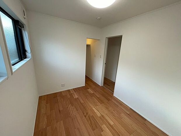 ゆったりとした主寝室は日々の疲れを取ってくれる開放感があります♪充実した収納スペースには洋服もバック等の小物も収納可能♪机を置いて書斎も作れます♪