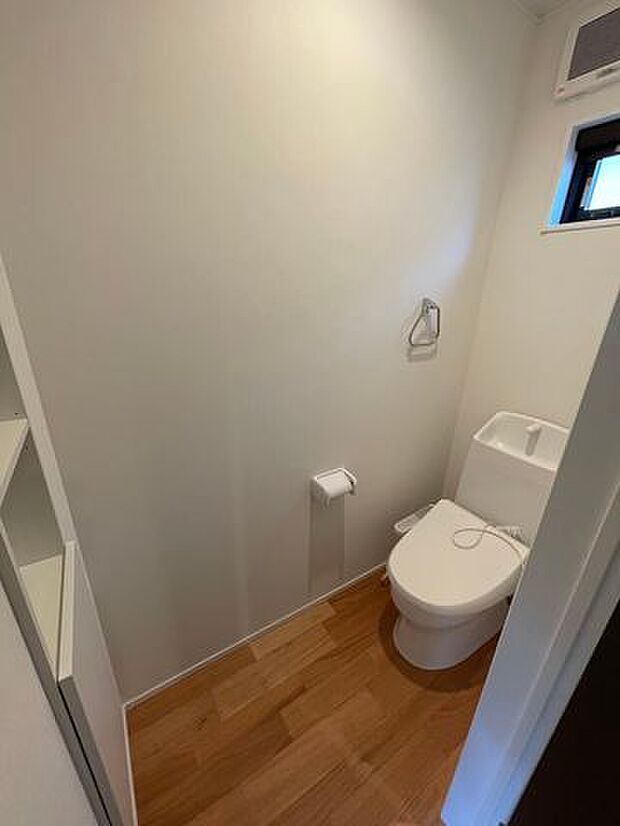 2階にもトイレがあるので混み合う朝も安心です♪ウォシュレット機能付き♪