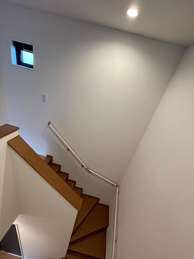 ダウンライト付きの階段♪手すりがあるので老後も安心です♪