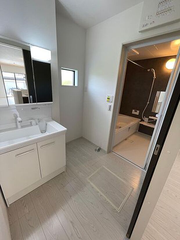 ゆったりとした洗面脱衣所♪はしゃぐお子さまとの着替えも問題なしです♪ドラム式洗濯機も余裕で設置できる広さです♪