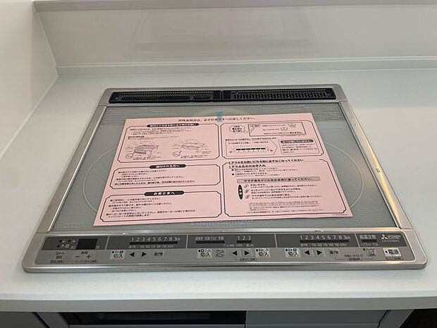 火を使わないIHクッキングヒーターで安心♪お子様とお料理も楽しめます♪温度調節や揚げ物用の設定も充実しています♪魚焼きグリルもお手入れしやすく嬉しい作りです♪